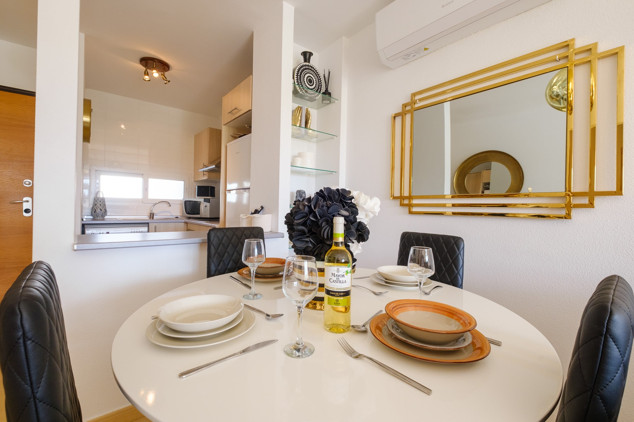 Luna · Dining table